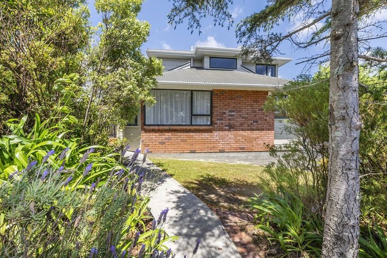 Photo of property in 37 Saunders Close, Whitby, Porirua, 5024