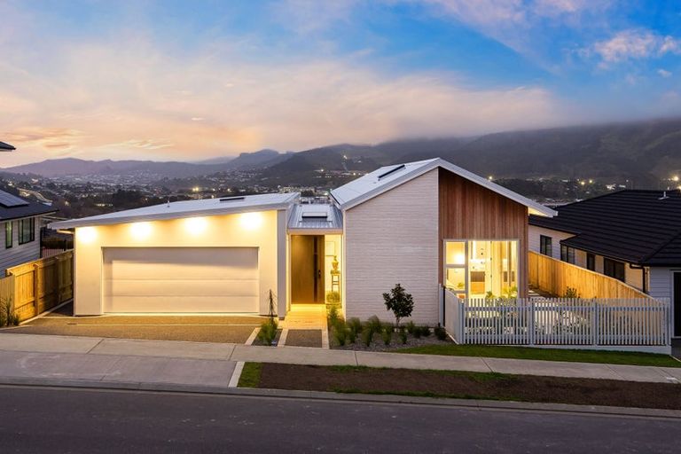 Photo of property in 28 Te Hoiere Street, Aotea, Porirua, 5024