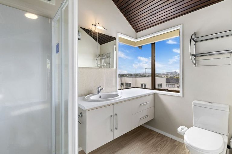 Photo of property in 2/15 Onepoto Road, Hauraki, Auckland, 0622