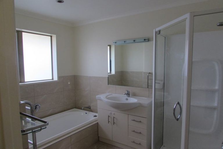 Photo of property in 60 South Kensington Way, Henderson, Auckland, 0612