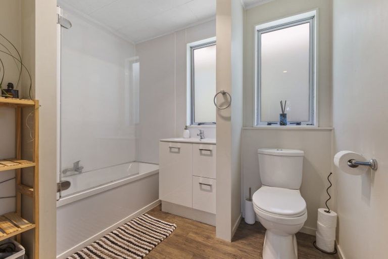 Photo of property in 73 Heta Road, Highlands Park, New Plymouth, 4312