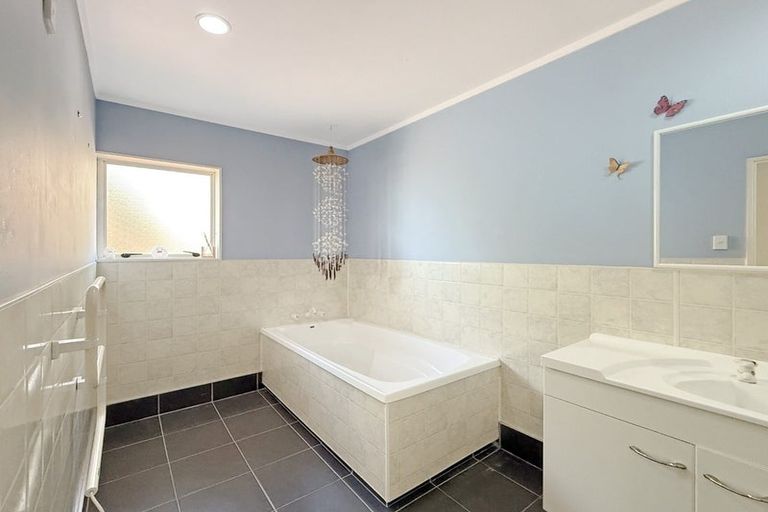 Photo of property in 79 Wairere Road, The Gardens, Auckland, 2105