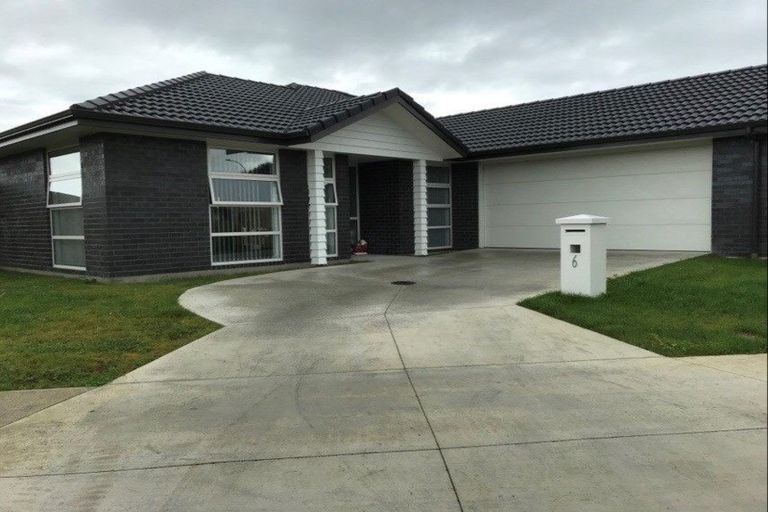 Photo of property in 6 Dumas Place, Rosehill, Papakura, 2113