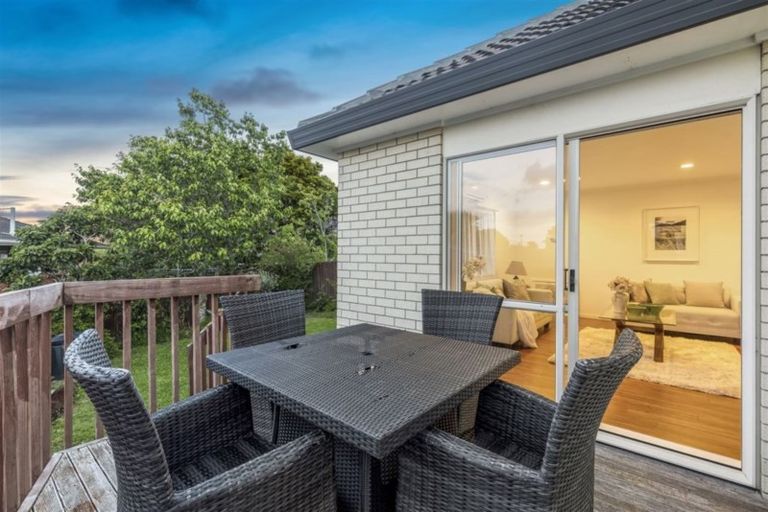 Photo of property in 6a Fayette Place, Te Atatu South, Auckland, 0610