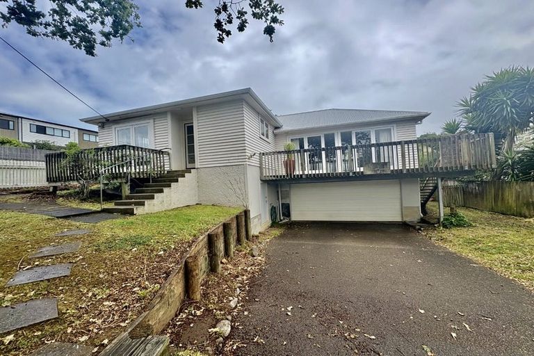 Photo of property in 2/24 Garadice Road, Rothesay Bay, Auckland, 0630