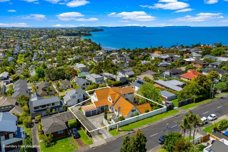 Photo of property in 18 Montgomery Avenue, Rothesay Bay, Auckland, 0630