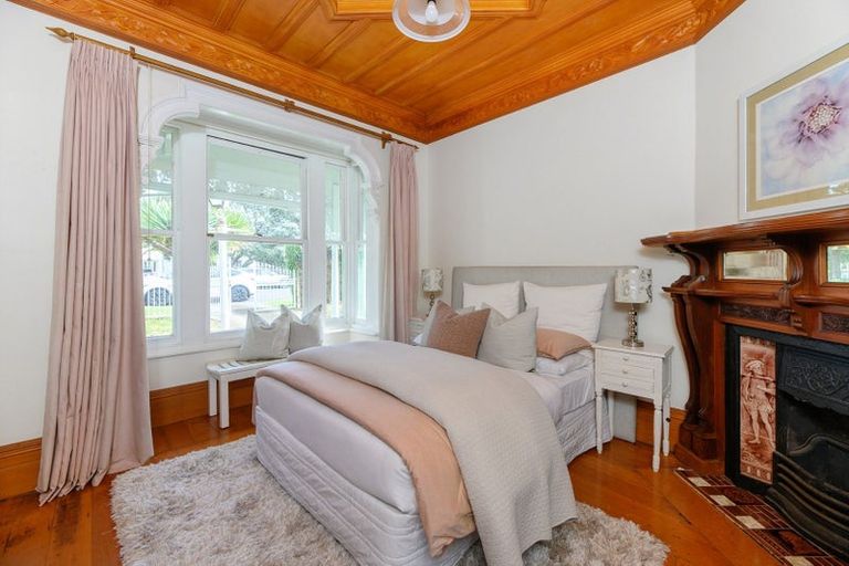 Photo of property in 17 Norwood Road, Bayswater, Auckland, 0622