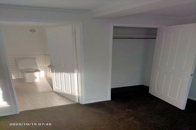 Photo of property in 22 Raymond Terrace, Northcote, Auckland, 0627