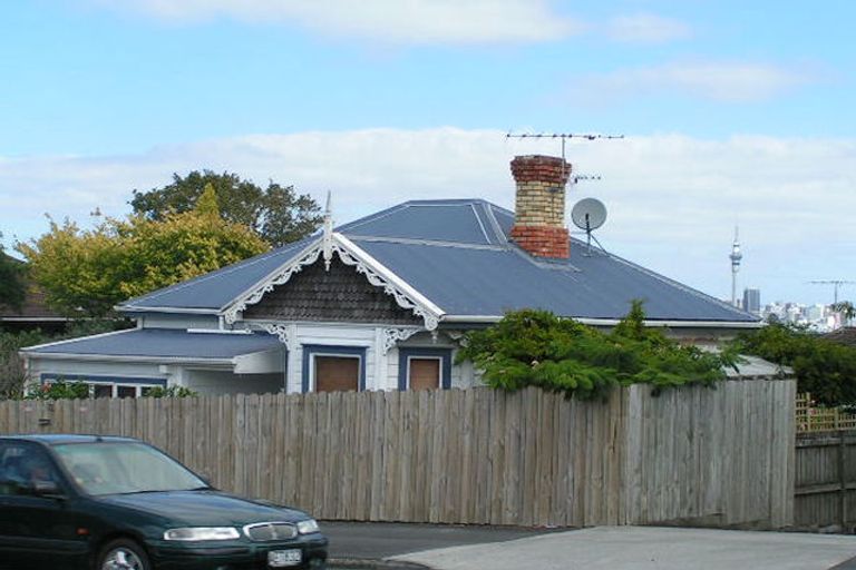 Photo of property in 72a Onewa Road, Northcote Point, Auckland, 0627