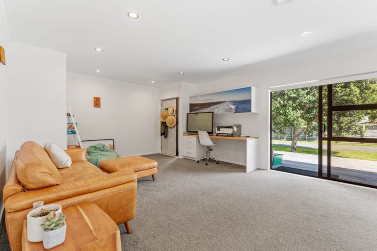 Photo of property in 8 Waimanu Place, Point Wells, 0986