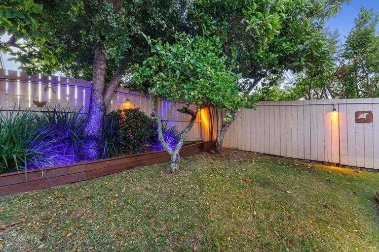 Photo of property in 8a Aplin Place, Birkdale, Auckland, 0626