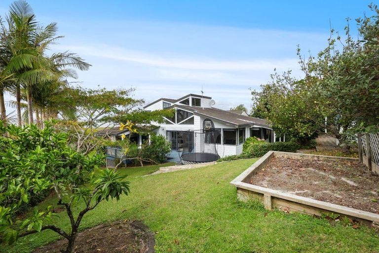 Photo of property in 16 Oakpark Place, West Harbour, Auckland, 0618