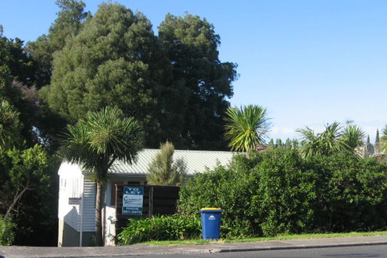 Photo of property in 47 Pupuke Road, Birkenhead, Auckland, 0627