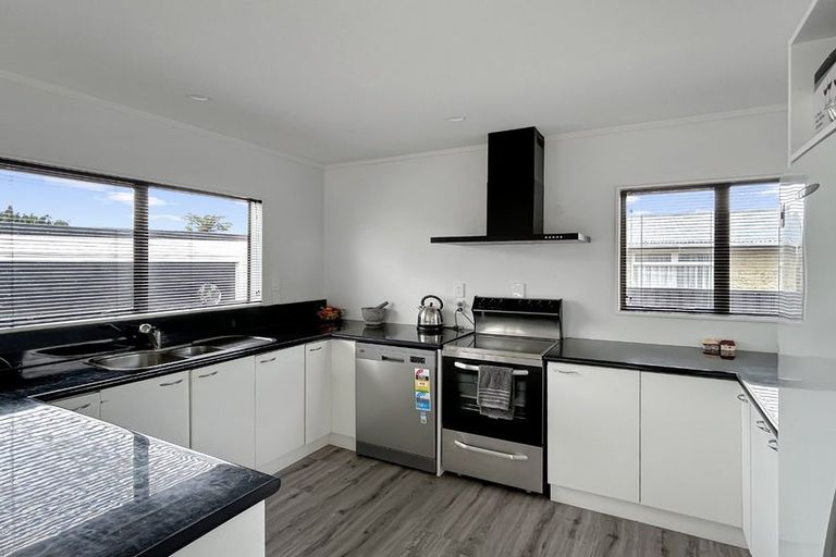 Photo of property in 6 Highbury Drive, Levin, 5510