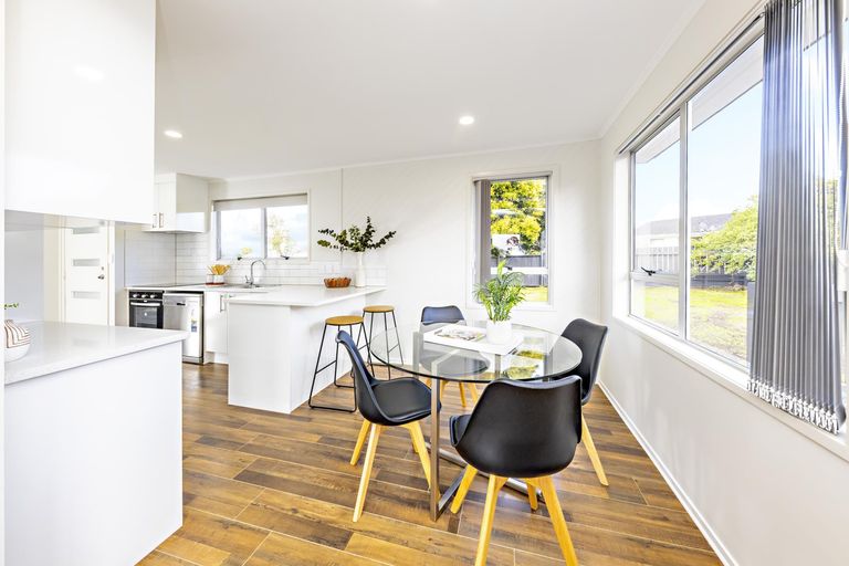 Photo of property in 15 Becker Drive, Weymouth, Auckland, 2103