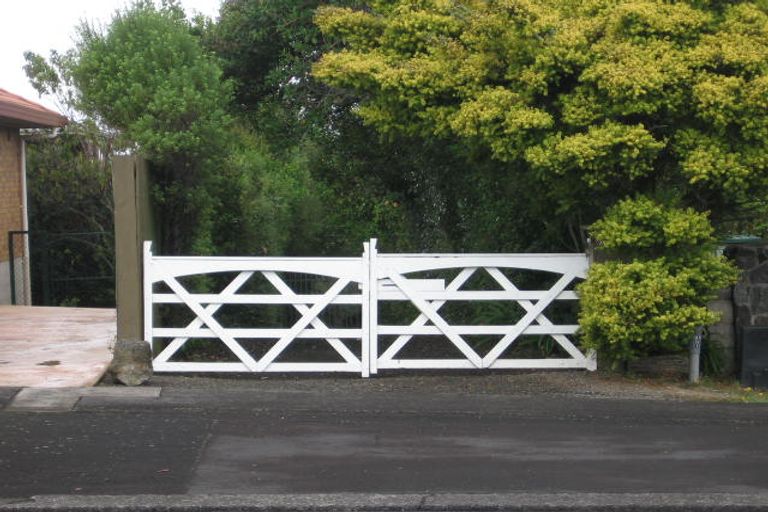 Photo of property in 4277 Great North Road, Glendene, Auckland, 0602