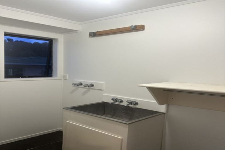 Photo of property in 22 Jenanne Place, Totara Vale, Auckland, 0629