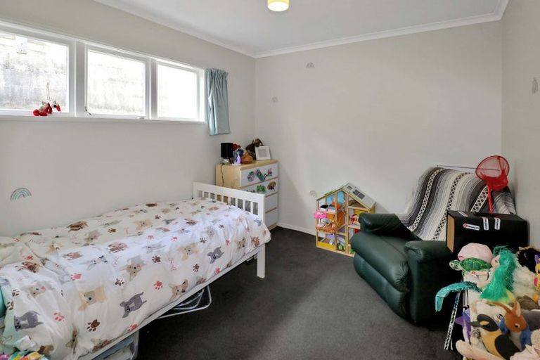 Photo of property in 27 Kellsmere Crescent, Island Bay, Wellington, 6023