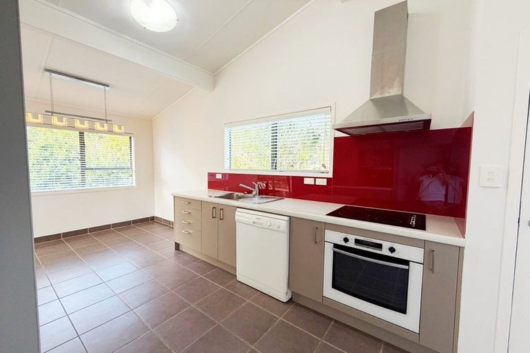 Photo of property in 13 Jenanne Place, Totara Vale, Auckland, 0629