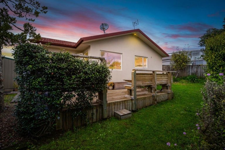 Photo of property in 1/920 East Coast Road, Northcross, Auckland, 0630