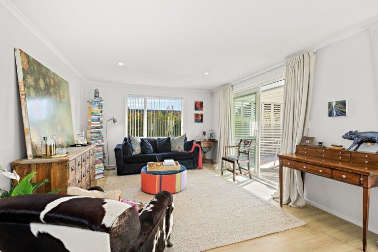 Photo of property in 24 Laly Haddon Place, Matakana, 0985