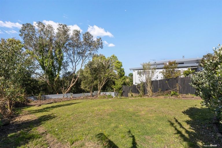 Photo of property in 321 Glenfield Road, Glenfield, Auckland, 0629