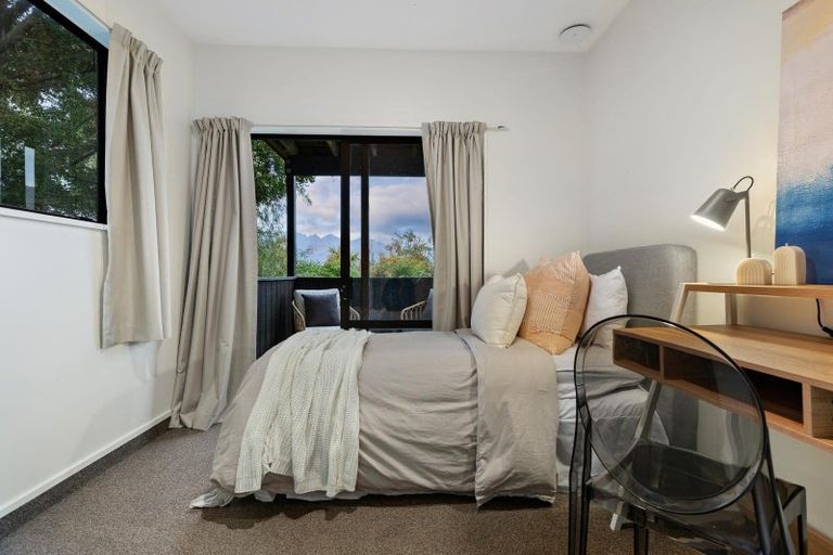 Photo of property in 17b Wynyard Crescent, Fernhill, Queenstown, 9300