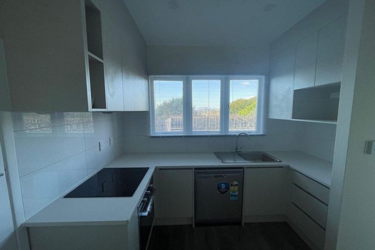 Photo of property in 141 Glenfield Road, Hillcrest, Auckland, 0626