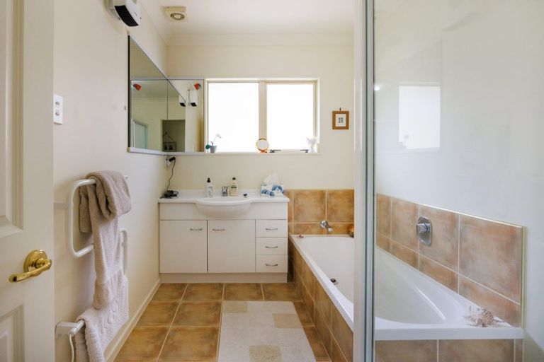 Photo of property in 5 Fountain Court, Palmerston North, 4410