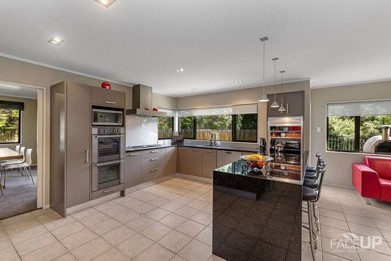 Photo of property in 18 Rosetti Rise, West Harbour, Auckland, 0618