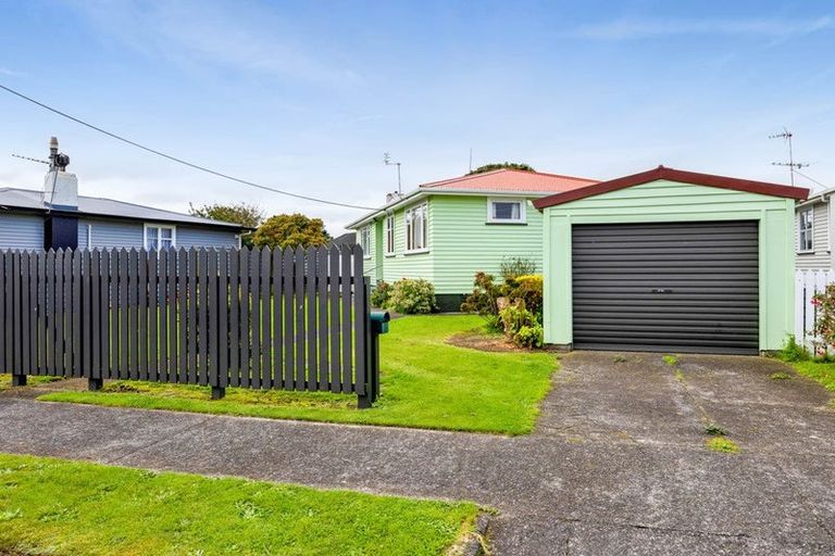 Photo of property in 10 Bone Crescent, Hawera, 4610