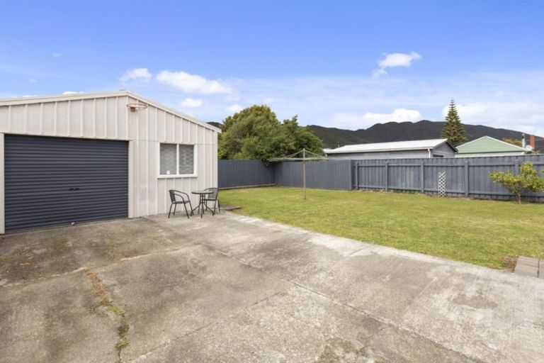 Photo of property in 6 Durham Crescent, Fairfield, Lower Hutt, 5011