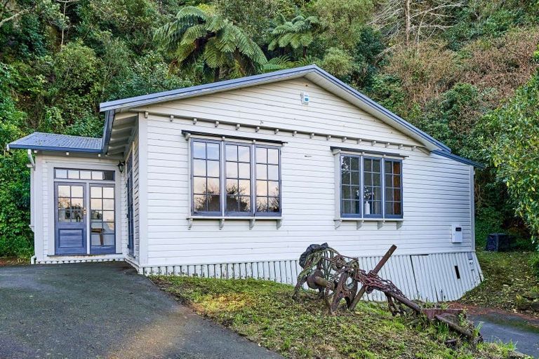 Photo of property in 55 Garden Road, Northland, Wellington, 6012