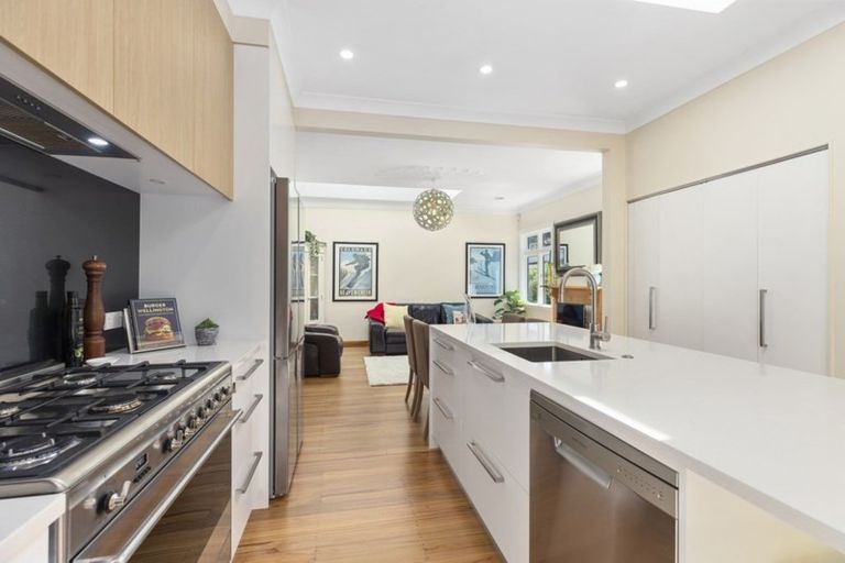 Photo of property in 21 Cavendish Square, Strathmore Park, Wellington, 6022