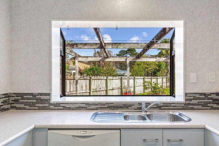 Photo of property in 37 Waimoko Glen, Swanson, Auckland, 0612