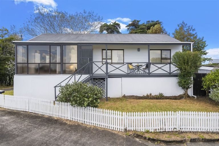 Photo of property in 2/23 Flaunty Place, West Harbour, Auckland, 0618