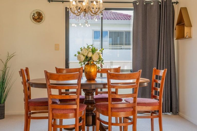 Photo of property in 22 Hogarth Rise, West Harbour, Auckland, 0618
