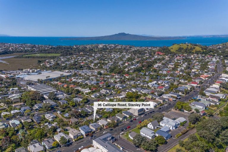 Photo of property in 96 Calliope Road, Stanley Point, Auckland, 0624