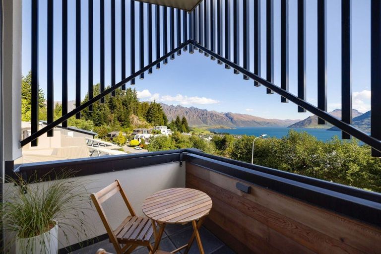 Photo of property in 14 Vancouver Drive, Queenstown, 9300