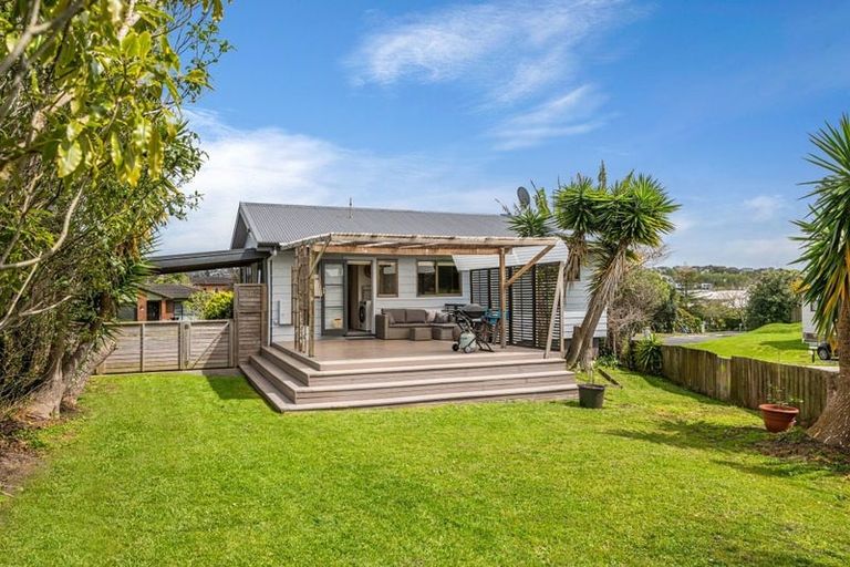 Photo of property in 33 Jelas Road, Red Beach, 0932