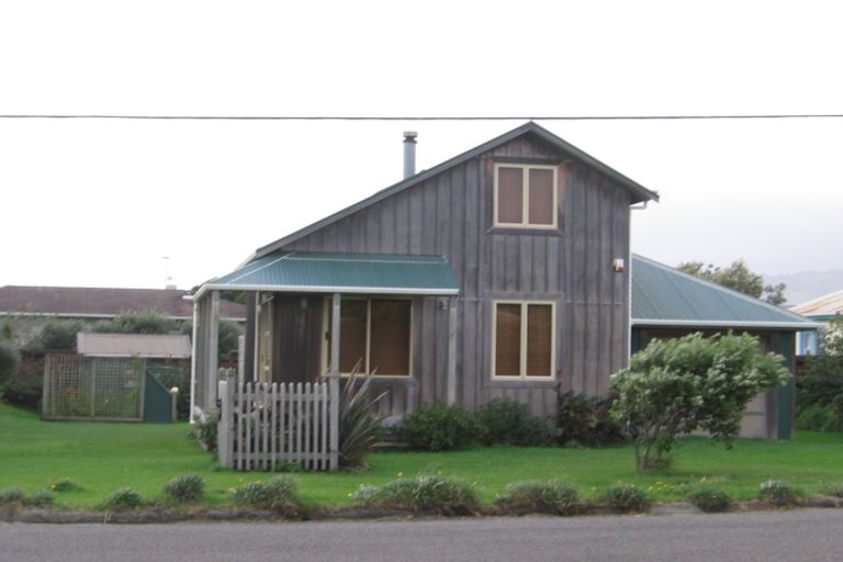 Photo of property in 7 Waimea Road, Waikanae Beach, Waikanae, 5036