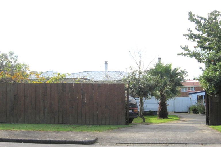 Photo of property in 1 Nield Road, Manurewa, Auckland, 2102