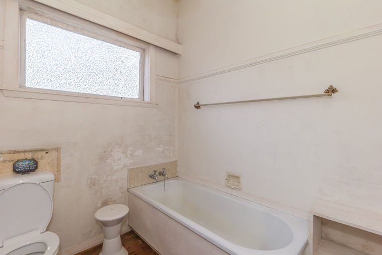 Photo of property in 47 Queenwood Road, Levin, 5510