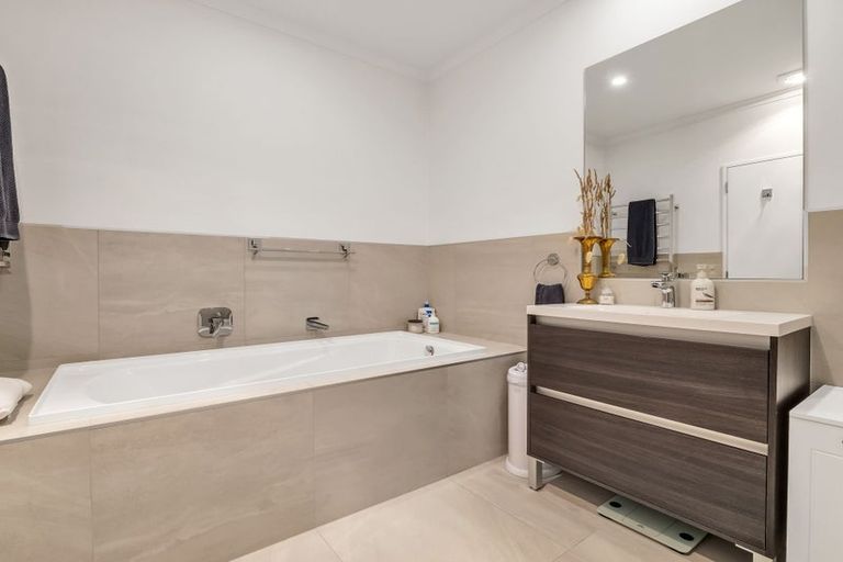 Photo of property in 18 Owen Chapman Drive, Red Beach, 0932