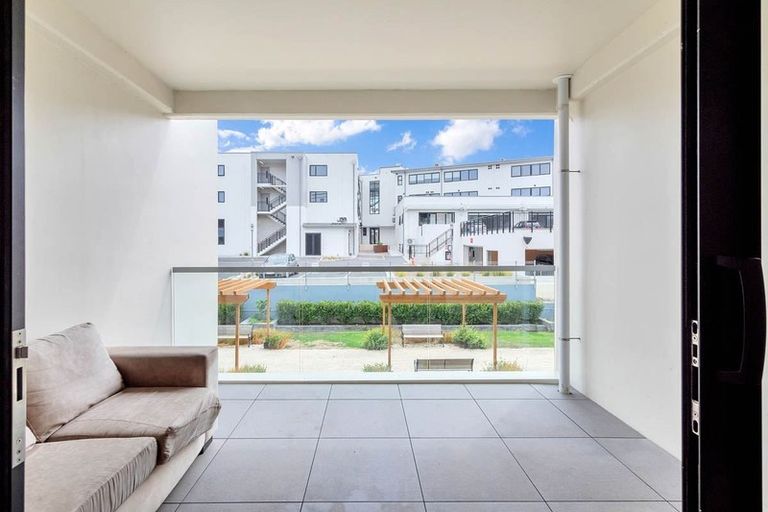 Photo of property in Apollo Apartments, 201/46 Rosedale Road, Rosedale, Auckland, 0632
