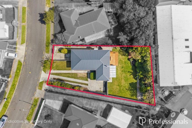 Photo of property in 18 Barberry Grove, Maungaraki, Lower Hutt, 5010