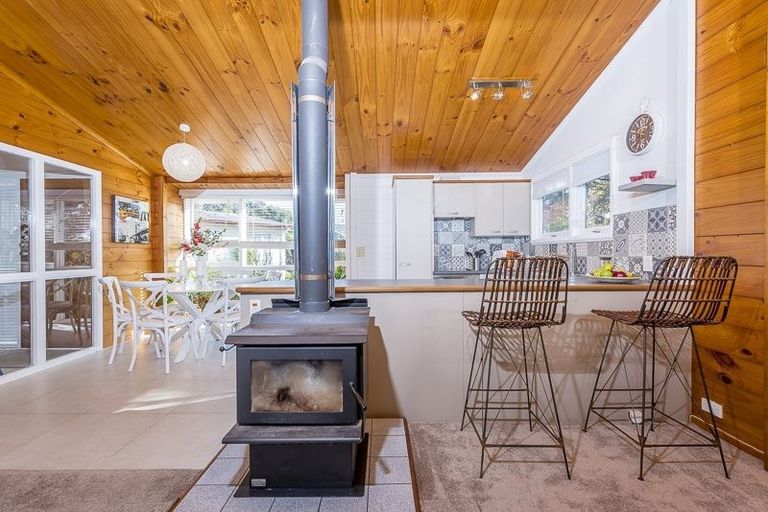 Photo of property in 18 Easter Parade, Glen Eden, Auckland, 0602