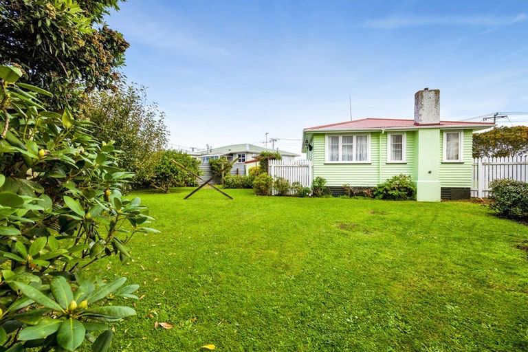 Photo of property in 10 Bone Crescent, Hawera, 4610