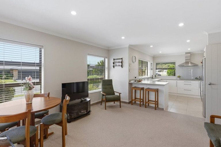 Photo of property in 2 Pearson Place, Paraparaumu, 5032