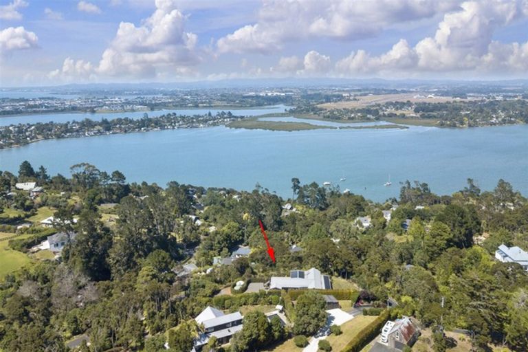 Photo of property in 5 Ngarahana Avenue, Paremoremo, Auckland, 0632